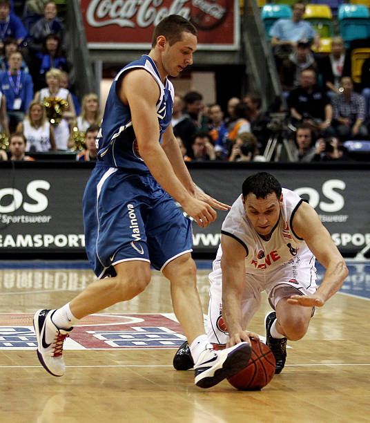 事更加耐人 事更加耐人